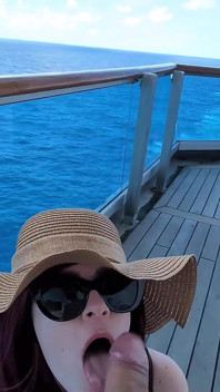 MILF Scopata in Pubblico Dal Marinaio Mentre Il Marito Cornuto È in Bagno