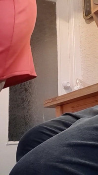 Me masturbo con la ropa puesta para que mi madrastra no me pille
