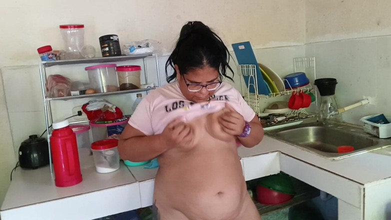 Adribella69: Gordita Culona Le Gusta Mostrar Su Gran Culo Y Teta...