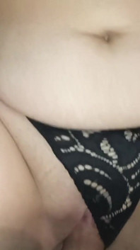 Allarga le gambe di mia moglie e la scopo molto forte