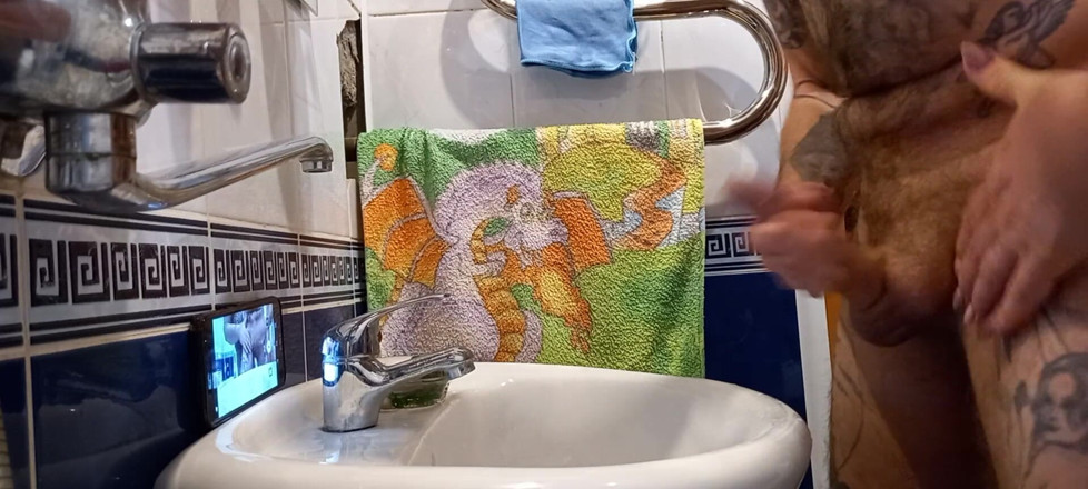 Zona901: Dans la salle de bain, une fille m'aide à me masturber...