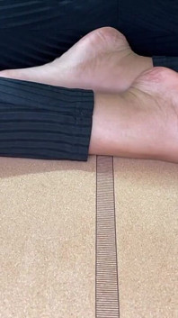 Murzynka Yogi pokazuje nogi