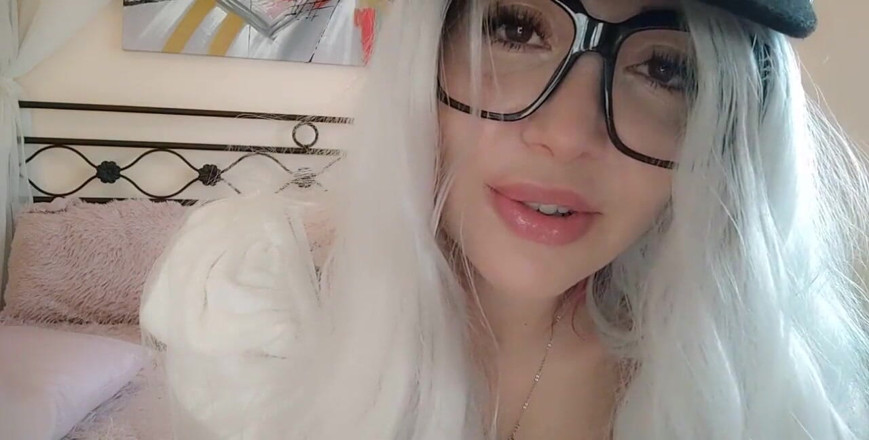 savannahamatoriale: 继子，不要感到羞耻！勃起是正常的。继母教你控制自己