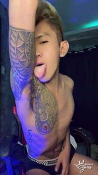 Twink miang bertatu dilakukan dalam rancangan kamera web langsung