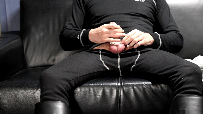 Boototternl: 用绳子绑住鸡巴和蛋蛋