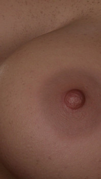 Vollbusige rothaarige ehefrau mit einem dicken arsch genießt es, den schwanz eines 18-jährigen jungen zu lutschen und zu ficken. Er spritzt ihre MILF-muschi - freshwomen staffel 3