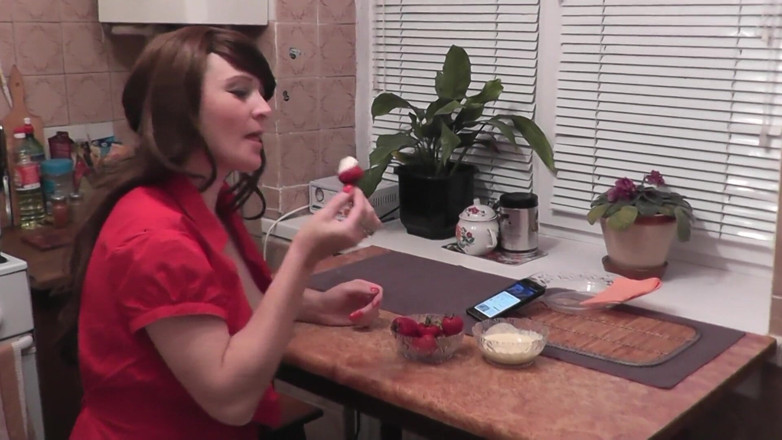 XXX-Platinum: Cozinha sexy madrasta milf sem calcinha come banana, frutas, masturba...