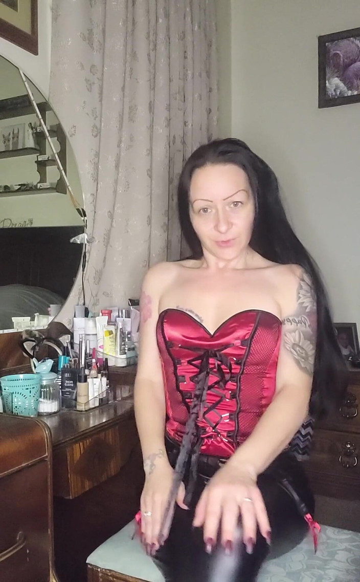 Raven Willow: Guarderai la Dea, masturbati sopra di lei in un corsetto...