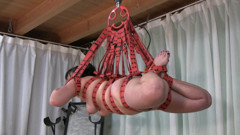 Yvette xtreme: Suspension with belts live at the BDSM day