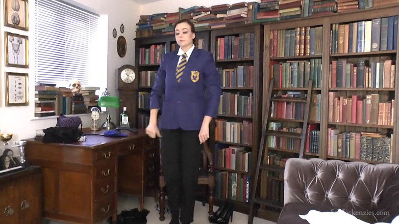 St Mackenzie's Archive: Sapphire strips en jurken in een jongensuniform