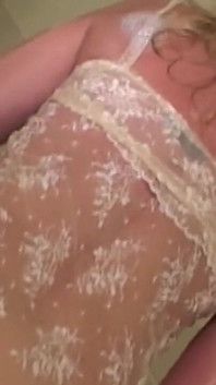 Doyumsuz sarışın orta yaşlı seksi kadın sunulan her kalın yarağı alıyor
