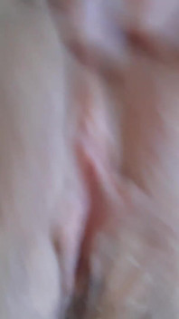 我抚摸我成熟的湿润阴户
