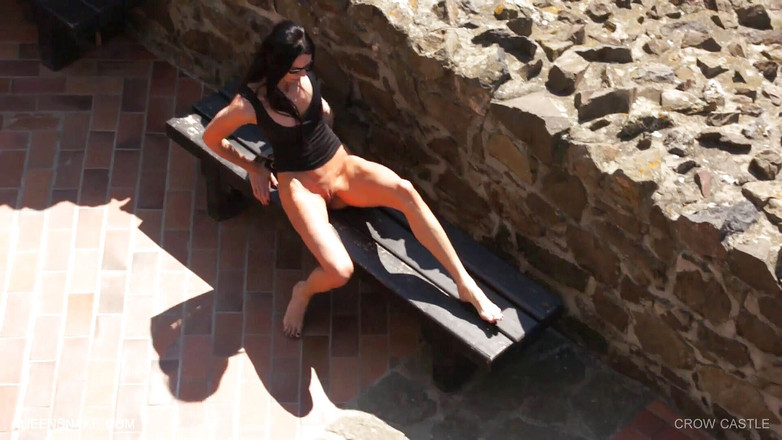 Queen Snake: Whipped ass babe in erotic outdoor video