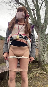 No. 165 朝の公園でパンティストッキングを見せびらかし、バイブレーターを設置している