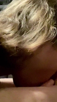 ดูดควยลึกและถ่มน้ำลายใส่ควยในรถ คอมไพล์