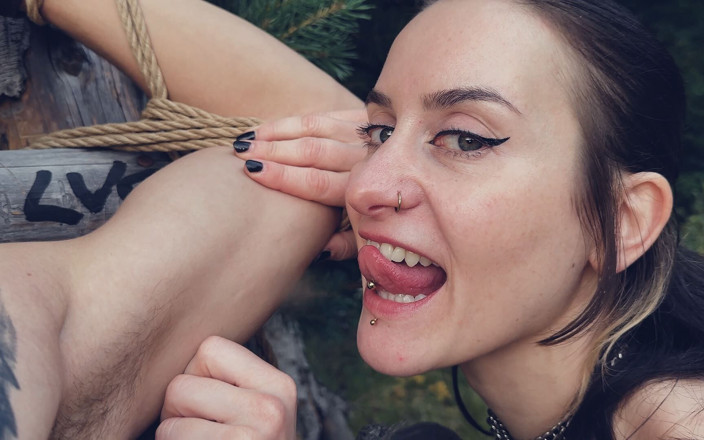 Miss Flora: Kousání festivalového chlapce v lese se Snorfuxem a bohyní Yazmin