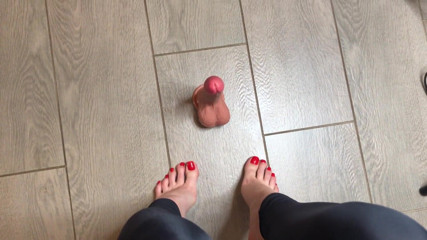 Homemade_Handjob: Pies clavados rojos sexy juegan con un consolador