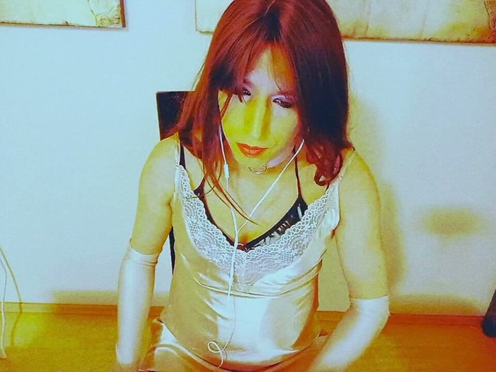 Tammy sissy slave: Crossdresser Atraente: Vestido com glitter, assistindo pornô e me tocando