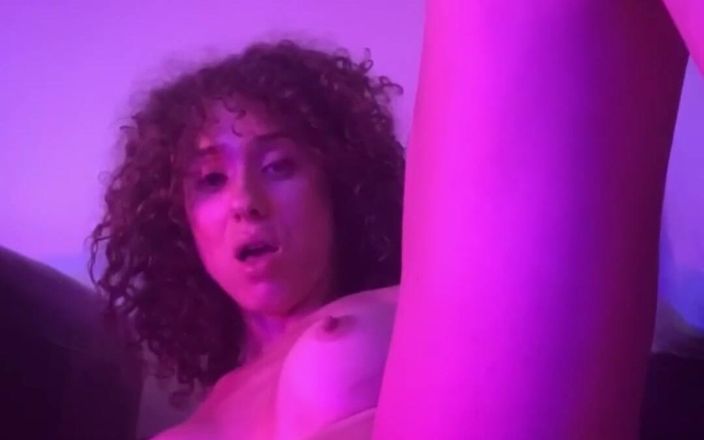 Tia Tizzianni Productions: 鏡で自分をファックするのが大好きです