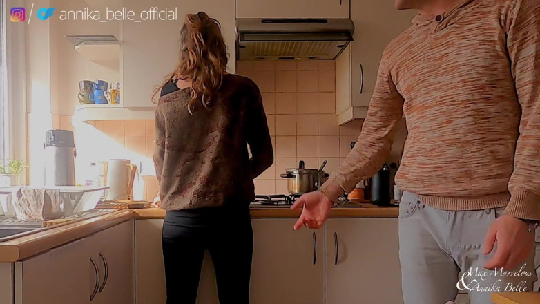 Max and Annika: Mutfak üvey kız kardeşle öpüşüyor, parmaklıyor - şehvetli azdırma anları