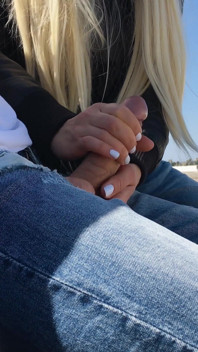 Une fille a été surprise de voir un mec branler une bite dans le parc et l’aider à jouir