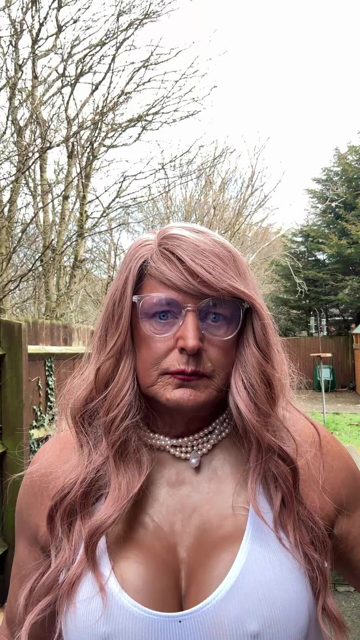 Kellycd2022: Travestit sexy Kellycd2022 în costum de baie alb și tocuri