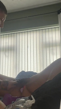 Dziewczyna tatusia zostaje podłączona i bawi się || 8-calowy dildo i wibrator kończy się dużym orgazmem!