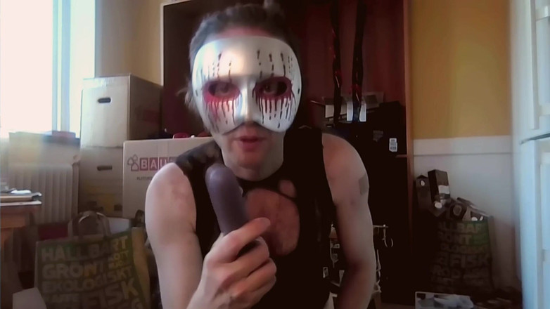 Oznob Oznofla: Sissyboy ukazuje svou sbírku sexuálních hraček