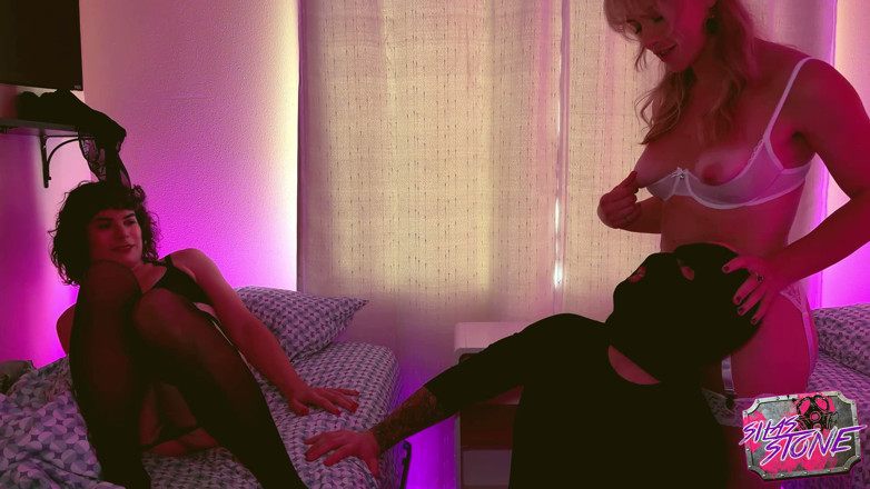 Silas Stone: Pria bertopeng lagi asik seks threesome di trans sleepover