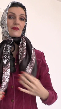 Demonstrace Krásné saténové šátky, JOI, Lady Victoria Valente
