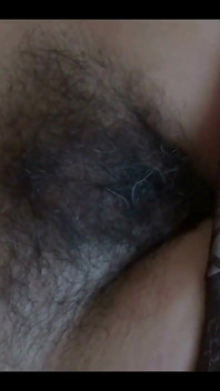 Je regarde la chatte poilue de ma femme latina, magnifique au repos sur son lit