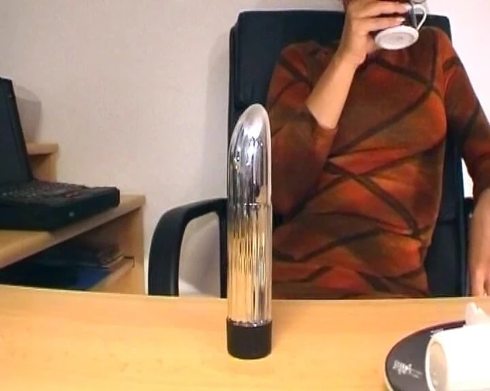 Deutsche Damen: Hot German Secretary Pleasing Her Muff on a Break