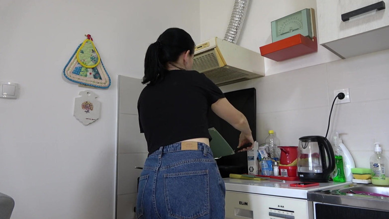 Anna Sky: Suri rumah Anna kencing dalam seluar jeans