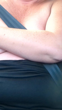 C’était l’été en chaleur seins nus dans la voiture