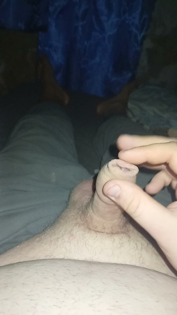 femnickboy: Gay gemuk melancap zakar yang belum dipotong tetapi tiada air...
