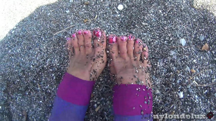 Nylondelux: Ultra shinny leggins pantyhose on the beach