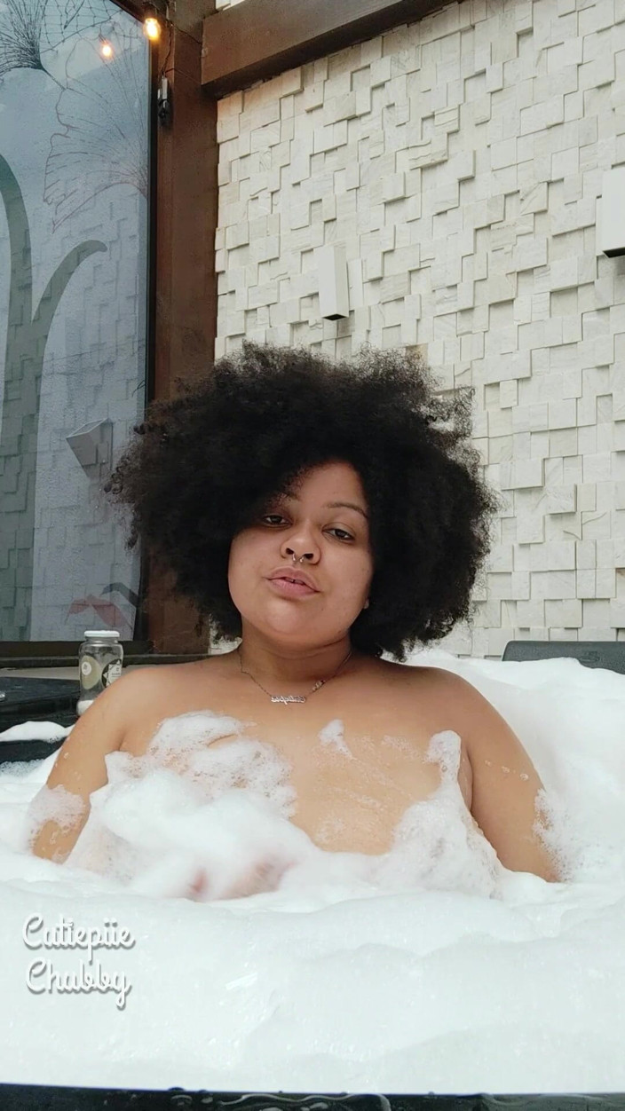 Cutiepiie Chubby: Grande banho de bunda