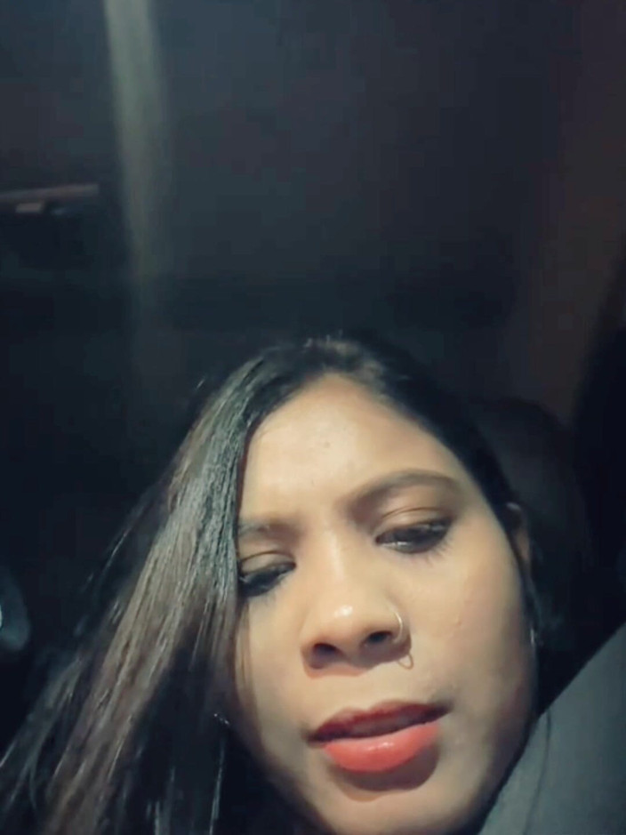 Nisha bhabhi ki chudai: Zeigen sie dicken möpsen im auto, wenn sie fahren.
