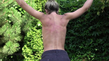 Spanking Server: Candy holá záda tvrdě bičovaná venku