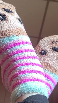 3 minuti di fuzzy Sloth Sock love