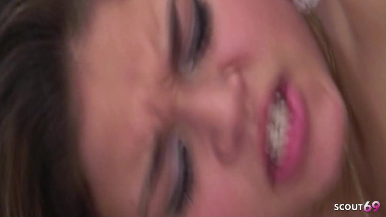 Shemale TS Collection: Un inconnu se fait sodomiser dans un trio après une...