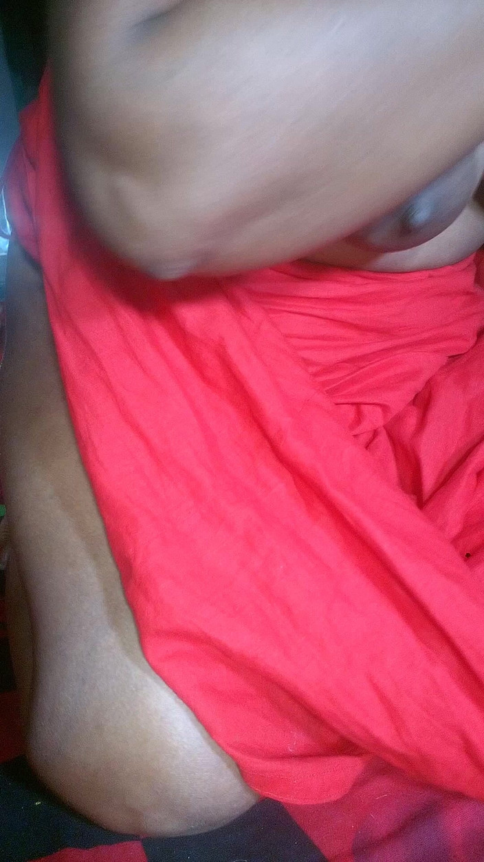 Sadia vabi: Jonger meisje toont grote kut