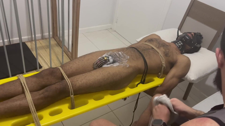 Rope Hunter: Svázaný otrok se oholil a připravil se na začátek relace