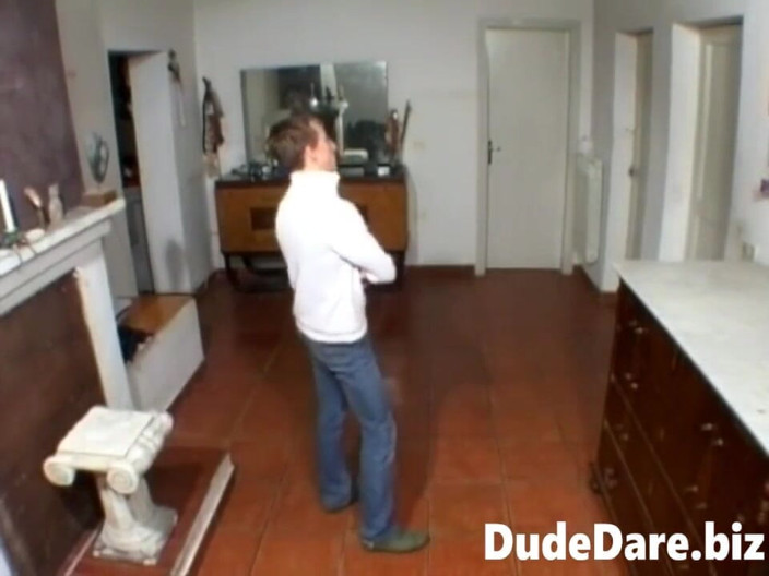 DudeDare: 彼の舌にピアスを持つ金髪の男は、プロのようにコックを吸う