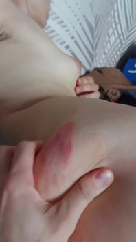 Voor slecht gedrag krijgt hij een harde schop in de kont en een hand in de