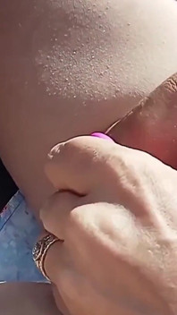 Compilation de marches de sperme en public, jeu avec sa chatte dans un bar, exhibage de seins en public