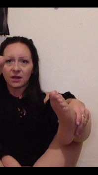 Vím, že moje sexy malé nohy tě rozžhaví a tvůj penis je pro ně tak tvrdý! Chci, abys hladila svého ptáka, když si třem kundičku!