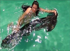 Flash Model Amateurs: 알몸으로 수영하는 갈색 머리 미녀