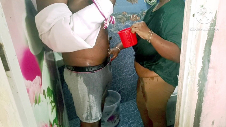 Sweethoneybgl: Une belle-mère aide son beau-fils blessé à prendre son bain et...