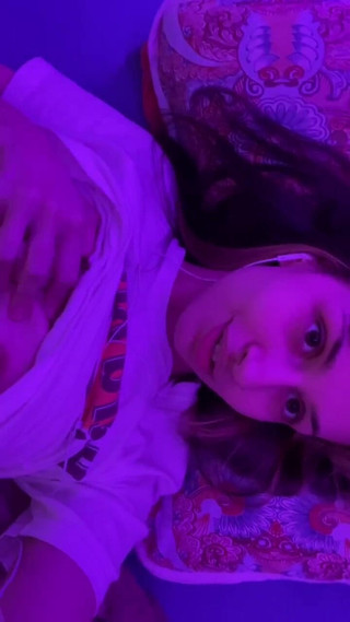 Piumi Ranasingha: Güzel model tite amcığını ve güzel göğüslerini gösteriyor